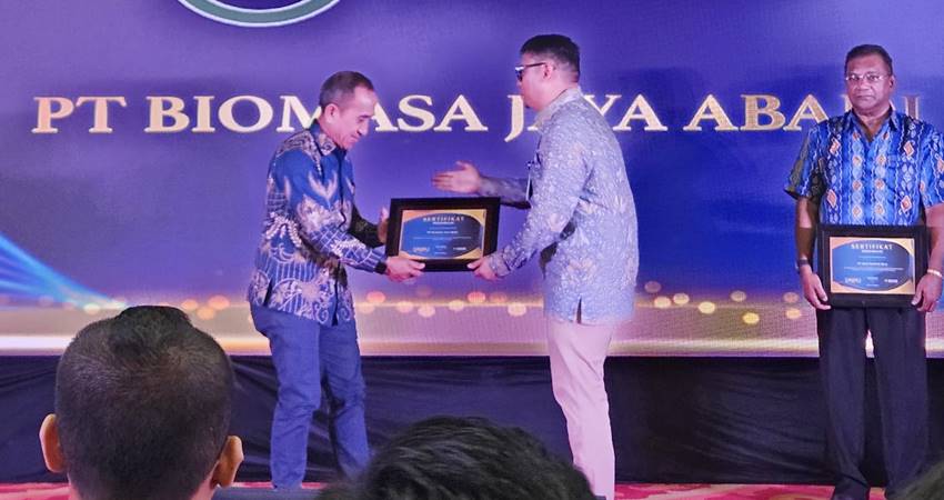 Presiden Direktur PT Biomasa Jaya Abadi Rudi Hantono menerima penghargaan kontribusi devisa ekspor terbesar di Gorontalo dari Kepala Kanwil Bea Cukai Sulawesi Bagian Utara (Sulbagtara) Erwin Situmorang di Gedung Keuangan Negara, Manado, Selasa, 27 Agustus 2024. Kontribusi PT BJA mencapai lebih dari 55% dari total devisa ekspor propinsi Gorontalo.