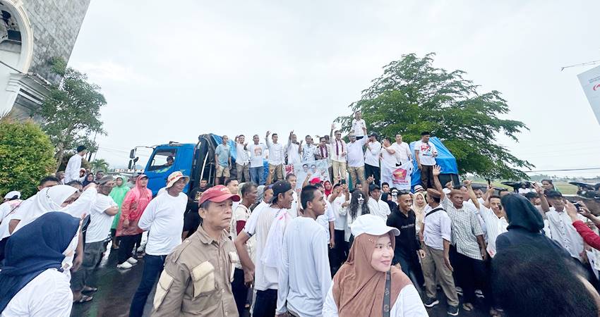 ADA SAYANG : Ribuan pendukung pasangan Amran Mustapa - Irwan Mamesah saat berada di kawasan tugu Center Poin Bone Bolango, Selasa (27/8). (foto : istimewa)