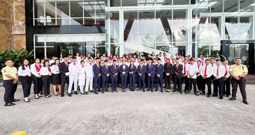 Foto bersama manajemen Aston Gorontalo setelah melakukan upacara bendera, Sabtu (17/8/2024) (F. Dokumentasi Aston)