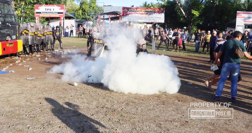 Aksi unjuk rasa yang berlangsung di halaman Polres Boalemo berlangsung ricuh, di mana terjadi dorong mendorong serta pelemparan kepada pihak Kepolisian, sehingga dibubarkan dengan menggunakan gas air mata serta water canon. (F. Zulkifli Tampolo/ Gorontalo Post)