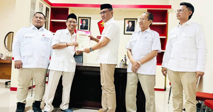 Kandidat calon bupati Amran Mustapa menerima rekomendasi dukungan partai Gerindra di Pilkada Bone Bolango. Rekomendasi diserahkan Ketua DPD Gerindra Gorontalo, Elnino Mohi di Palu, Sulawesi Tengah, kemarin (12/8). (foto : Istimewa)