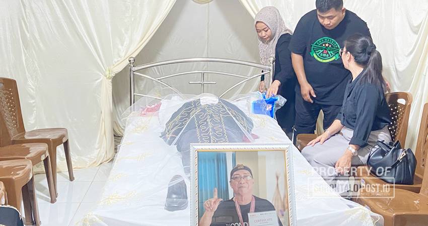 SELAMAT JALAN : Suasana rumah duka, alm Arthur Galuanta, Jln Delima, Molosifat W, Kota Gorontalo, Kamis (1/7). (foto : diyanti / gorontalo post)