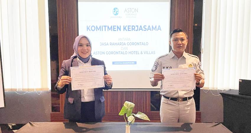 General Manager Aston Gorontalo Hotel & Villas bersama Kepala Jasa Raharja Gorontalo (F. Dokumentasi Aston)