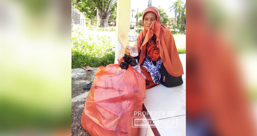 Bino Sune janda Lansia berusia 65 tahun yang kesehariannya mengumpul botol air mineral bekas. (Foto: Roy/Gorontalo Post)