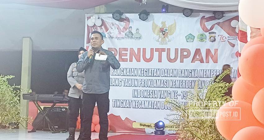 Kuliah gratis yang diberikan oleh personel Direktorat Narkoba Polda Gorontalo, Ipda Irwansyah Dali, S.H,MAP kepada masyarakat Dulupi, dalam rangka malam puncak perayaan Kemerdekaan Republik Indonesia. (F. Zulkifli/ Gorontalo Post)