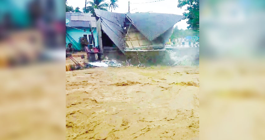 BUTUH BANTUAN : Banjir bandang merobohkan bangunan milik warga di Kecamatan Bone Pantai, Bone Bolango, Senin (26/8). (foto : tangkapan layar)