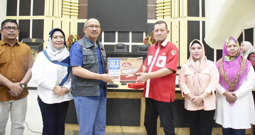 Pj Sekda Kota Gorontalo, Deddy Kadullah ketika menerima bantuan untuk korban banjir yang diserahkan secara simbolis oleh Pj Wali Kota Kotamobagu, Asripan Nani, pekan kemarin. (Foto: Prokopim)