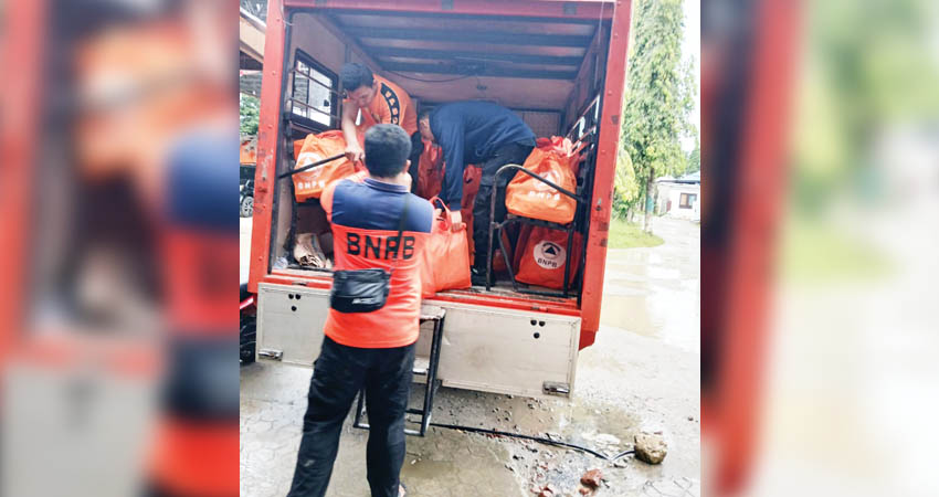 Petugas BPBD Kota Gorontalo ketika akan mendistribusikan bantuan untuk korban longsor. (Foto: Istimewa)
