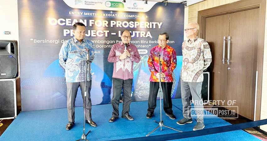 Asisten Ekonomi Setda Provinsi Gorontalo, Handoy0 Sigiarto, bersama Direktur Kelautan dan Perikanan, Kementrian PPN/Bappenas Rahmat Mulianda, Eksekutif Direktur Indonesia Climate Change Trust Fund (ICCTF) Tonny Wagey, saat konferensi pers di Hotel Aston Gorontalo, Kamis (1/8). (foto : jitro paputungan / gorontalo post)