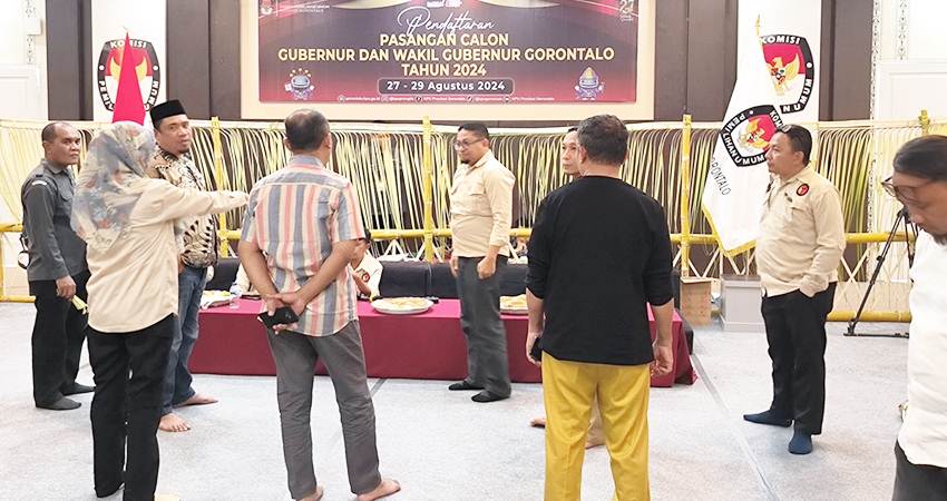 Bawaslu Gorontalo saat melakukan pengawasan proses pendaftaran pasangan calon Gubernur dan Wakil Gubernur Gorontalo tahun 2024 di Kantor KPU Provinsi Gorontalo pada Selasa, (27/8). (foto : dok /bawaslu)