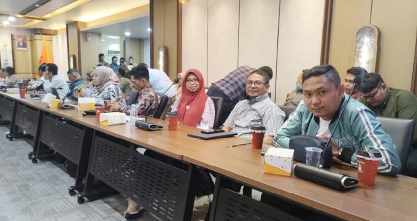Ketua Bawaslu Gorontalo, Idris Usuli, serta Anggota Bawaslu Lismawy Ibrahim, menghadiri rapat persiapan PHPU, Kamis (8/8). (foto : dok / bawaslu)