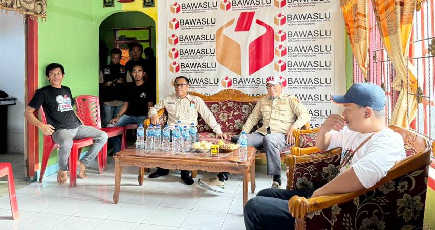 Anggota Bawaslu Gorontalo, John Hendri Purba saat berkunjung ke Panwaslu Kecamatan Posigadan, Bolaang Mongondow Selatan, Rabu (14/8).