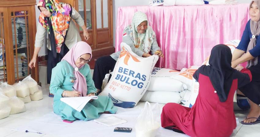 ASN di Dinas Pangan tengah mengemas beras yang akan didistribusikan kepada warga korban banjir di Kecamatan Kota Timur, Kamis (1/8/2024).