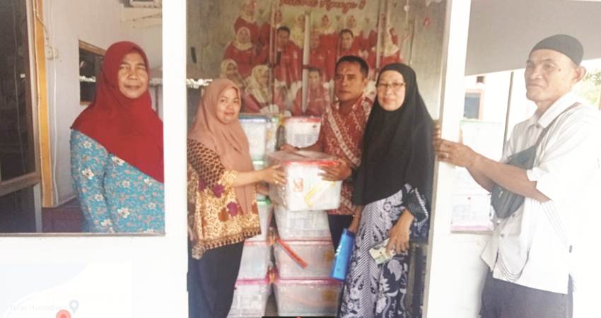 Distribusi beras untuk korban banjir di Kelurahan Dembe I. (Foto: BPBD)