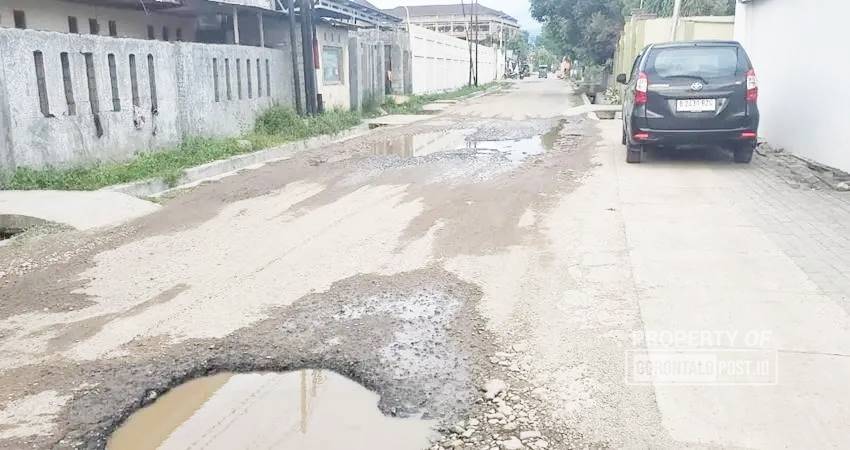 Kondisi Jalan Tirtonadi, Kecamatan Sipatana yang rusak parah. (Foto: Reynaldi/ Mahasiswa Magang Gorontalo Post Grup)