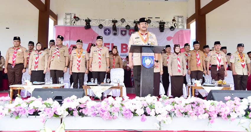 Pelaksanaan apel besar gerakan pramuka ke-63 tingkat Kwarda Gerakan Pramuka Gorontalo tahun 2024 yang dirangkaikan dengan pembukaan Kemah Bela Negara dan Peluncuran Gorontalo tuan Rumah Peransaka 2025, di Lapangan Alun-Alun Bone Bolango, Selasa (20/8/2024). (Foto : Andika)