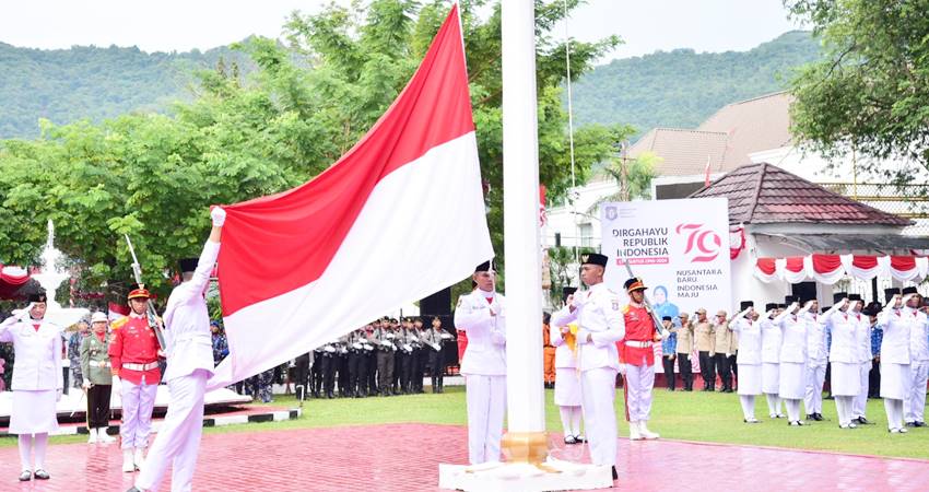 79 TAHUN : Paskibraka membentangkan sang Merah Putih saat upacara pengibaran bendera di halaman rumah dinas Gubernur Gorontalo, Sabtu (17/8). (foto : dok / istimewa)