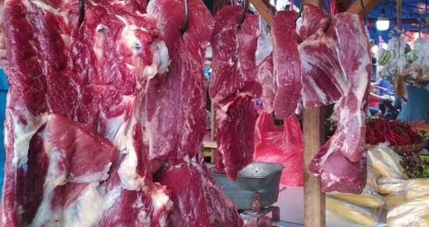 Daging sapi yang dijual pedagang.