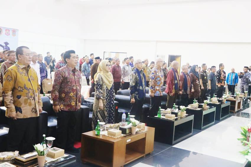 Ketua Fraksi Golkar Deprov Gorontalo, Fikram Salilama, (kiri) menghadiri serah terima jabatan kepala perwakilan BPK Provinsi Gorontalo mewakili Ketua Deprov, kemarin (8/7).