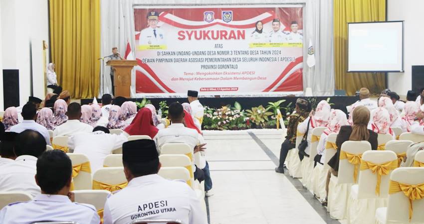 Anggota Deprov Gorontalo, Hamid Kuna, memberikan sambutan pada acara syukuran pengesahan UU Desa, kemarin (13/8).