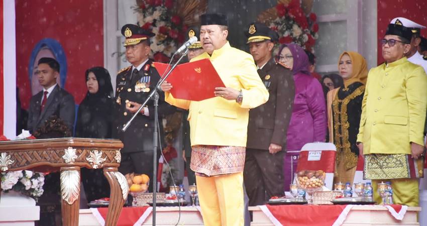 Ketua Deprov Gorontalo Paris Jusuf saat membacakan teks proklamasi kemerdekaan RI pada upacara HUT RI ke-79 di Rudis Gubernur, Sabtu (17/8).