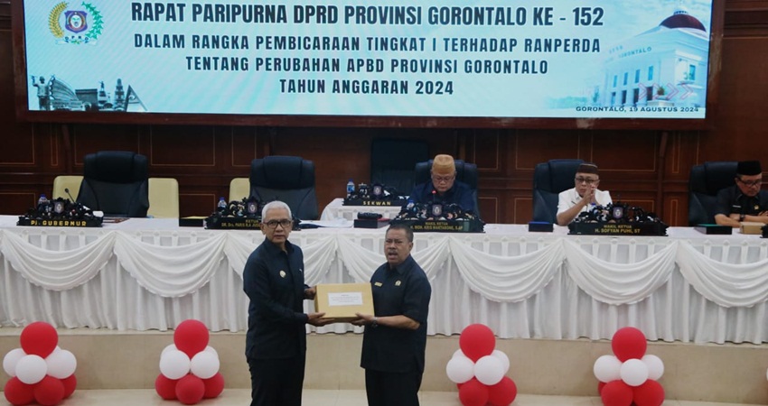 Penjagub Gorontalo, Rudy Salahuddin menyerahkan Ranperda perubahan APBD 2024 ke Deprov dalam rapat paripurna, kemarin (19/8), yang diterima Ketua Deprov Paris Jusuf.