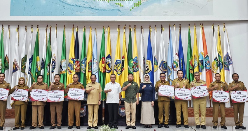 Foto bersama para pimpinan daerah penerima DIF atas keberhasilan mengendalikan inflasi dengan Mendagri RI, Tito Karnavian, Senin (5/8/2024). (Foto: Prokopim)