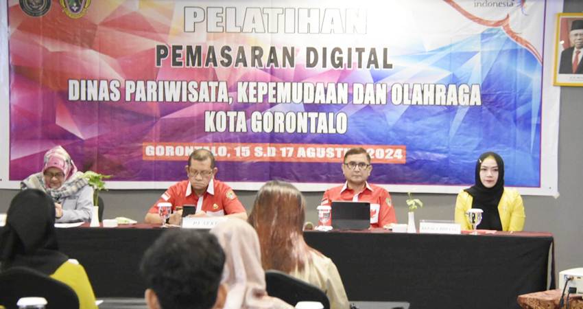 Pj Sekda Kota Gorontalo, Deddy Kadullah ketika menghadiri sekaligus membuka pelatihan pemasaran destinasi wisata secara digital di Kota Gorontalo, Kamis (15/8/2024) di Hotel Aston. (Foto: Prokopim)