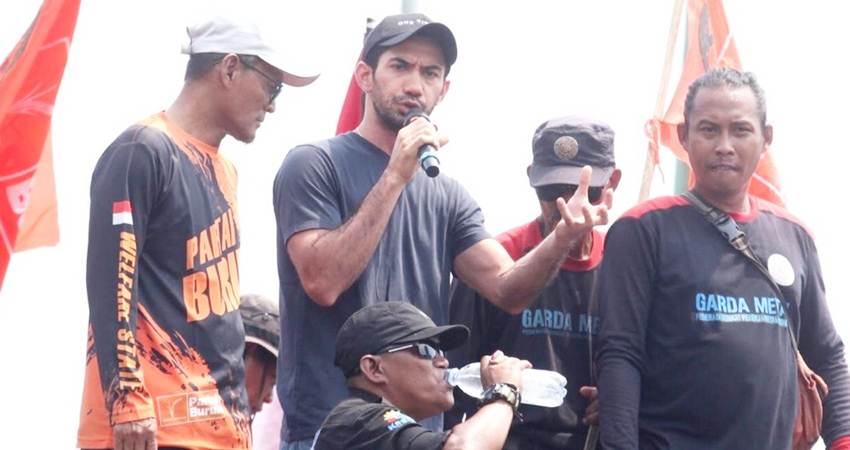 Reza Rahardian ikut demo di depan gedung DPR, tuntut kejelasan peran DPR sebagai wakil rakyat.-Disway.id-