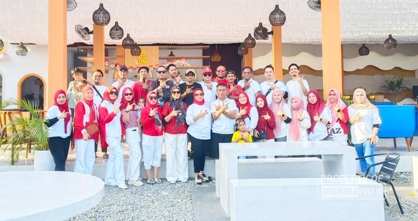 Foto bersama tim TUK Astekindo Gorontalo, TUK Astekindo Bone Bolango, TUK P3SM Gorontalo, TUK Dumbo Raya, asesor, mitra dan keluarga usai melaksanakan berbagai lomba memeriahkan HUT RI ke-79, di rumah makan Luas di Kelurahan Hepuhulawa, Kecamatan Limboto, Kabupaten Gorontalo, Ahad (18/8/2024). (HAMDAN ABUBAKAR/Gorontalo Post)