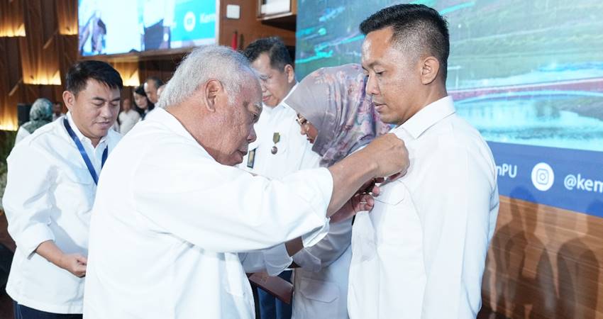 Menteri PUPR Dr. (H.C.) Ir. H. Mochamad Basuki Hadimoeljono, M.Sc., Ph.D., saat menyerahkan penghargaan Satyalancana pembangunan kepada Ir Ringgo Radetyo, ST., M.Eng., IPM., Asean.Eng dalam acara yang penuh kehormatan di auditorium Kementerian PUPR, Senin (19/08/2024) malam. (Foto: Istimewa).