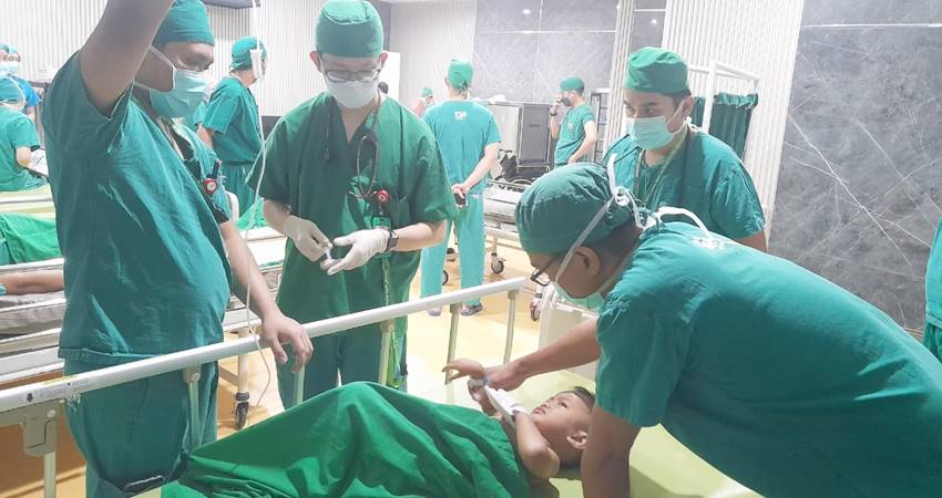 Akbar saat akan menjalani operasi pemasangan implant di RSUP Wahidin Sudirohusodo Makasaar, belum lama ini. (Foto: Istimewa).