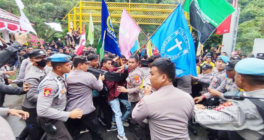 Masa aksi gabungan berbagai organisasi mahasiswa di Gedung DPRD Provinsi Gorontalo, Jum'at,(23/8/20204) ,(F. Natha/, Gorontalo Post)