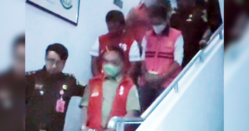 DITAHAN : Para tersangka digiring petugas kejaksaan dari ruang penyidikan ke mobil menuju Lapas Gorontalo, Senin (12/8) malam. (foto : tangkapan layar)