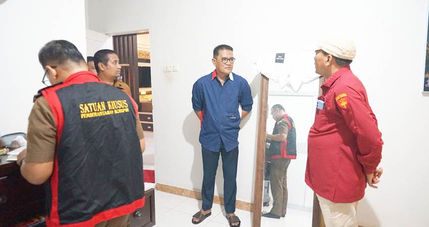 Timsus Pemberantasan Korupsi Kejati Gorontalo Kembali menggeledah rumah pengusaha terkenal di Gorontalo yakni Haji Pepen. Dalam kasus ini, Haji Pepen di Jalan Selayar Nomor 1 Kelurahan Liluwo, Kecamatan Kota Tengah, Kota Gorontalo, Selasa (20/8/2024). (Foto: Penkum/Kejati Gorontalo).