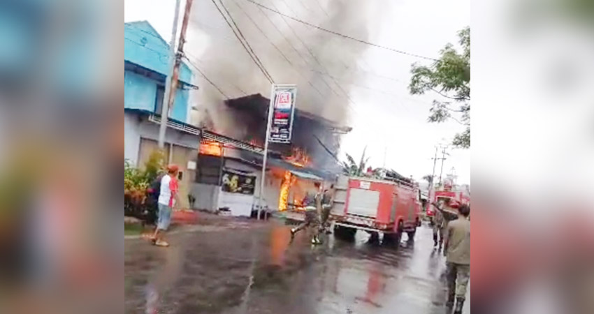 Sebuah warkop milik dari Novi Jafar di Kelurahan Heledulaa Selatan, Kecamatan Kota Timur, Kota Gorontalo hangus dilahap si jago merah, Kamis (22/8/2024).