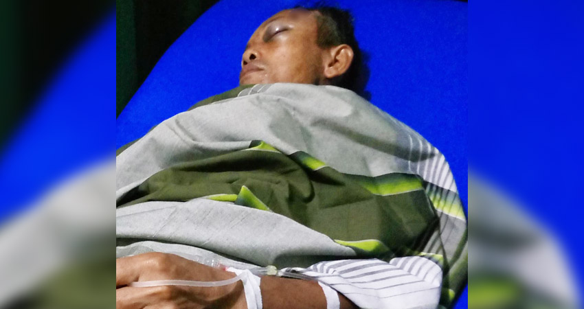 Korban penganiayaan menggunakan besi (kunci ban mobil truk) saat menjalani perawatan medis di RS Dunda usai kejadian awal Juli 2024 lalu. (Foto: Istimewa).