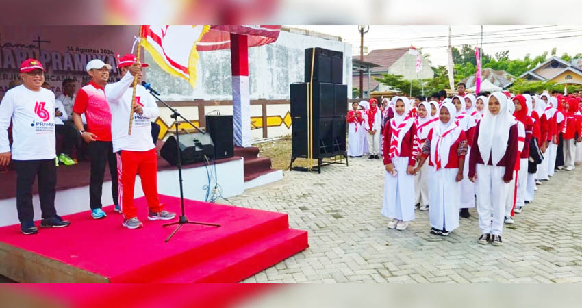 HARI PRAMUKA - Asisten Administrasi Umum Setda Provinsi Gorontalo mengangkat bendera start pelaksanaan jalan sehat peringatan Hari Pramuka ke 63, berlangsung di Kwarda Gorontalo, Rabu (14/8). (foto : dok / kwarda)