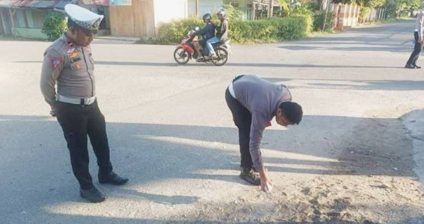 Anggota Unit Laka Lantas Polres Bone Bolango saat melakukan olah TKP guna pengusutan kasus Damkar tabrak motor yang dikendarai oleh Polisi belum lama ini.