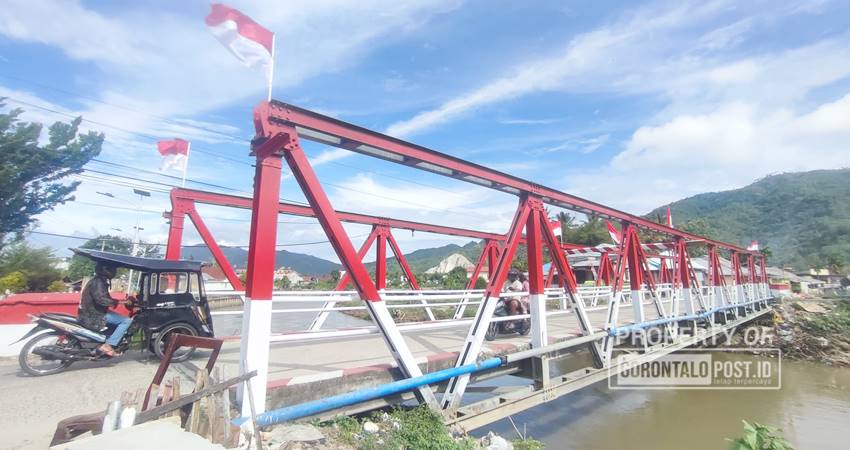 Menyambut Hari Kemerdekaan RI ke 79, jembatan merah putih saat ini dibuat makin cantik dan indah. (F. Natha/ Gorontalo Post)