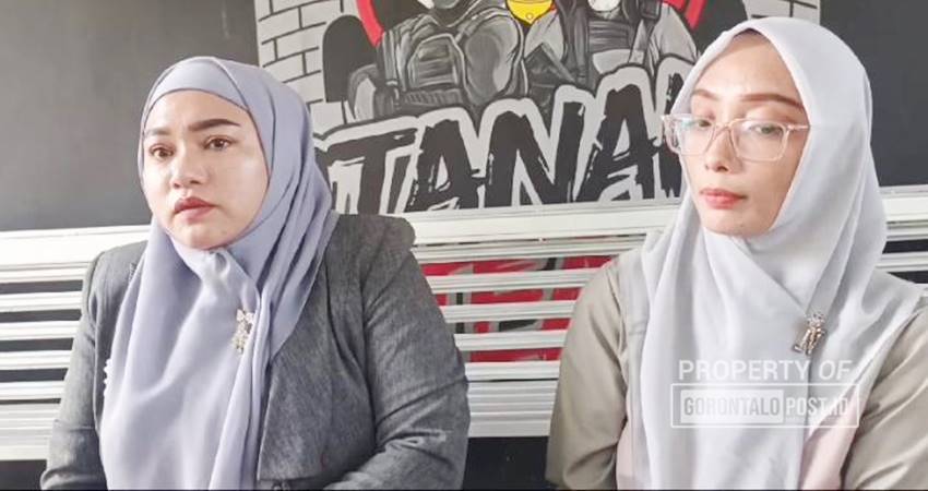 Kuasa hukum korban, Nismawati Male dan Nova Pulukadang, saat diwawancara awak media, Selasa (6/8/2024). (F. Diyanti/ Gorontalo Post)