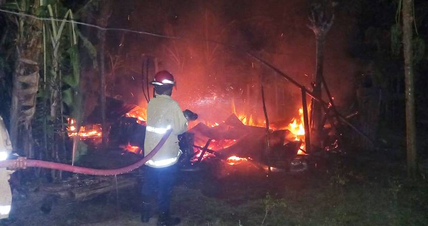 Petugas Damkar saat memadamkan kandang kambing yang terbakar, Selasa dini hari (13/8).