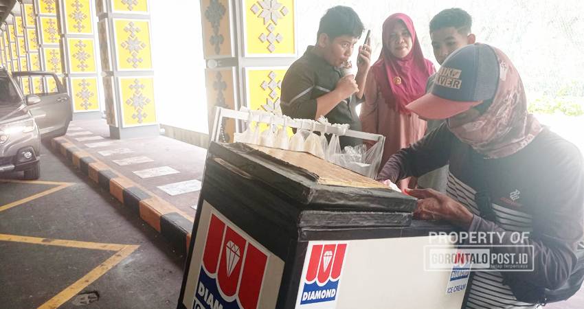 Penjual es cream di jalan GORR laris manis.