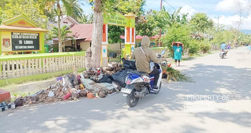 Sejumlah sekolah menjadi sasaran pembuangan sampah. Bahkan sampah tersebut menumpuk di depan sekolah sejak sepekan kemarin dan belum juga diangkat. (F. Deice/ Gorontalo Post)