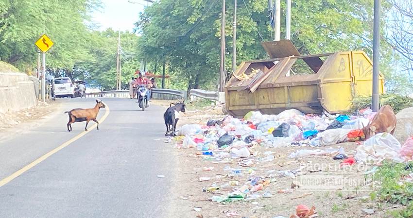 Terlihat sampah yang berserakan di pinggir jalan, yang ada di Kelurahan Leato Utara. (F. Diyanto/ Gorontalo Post)