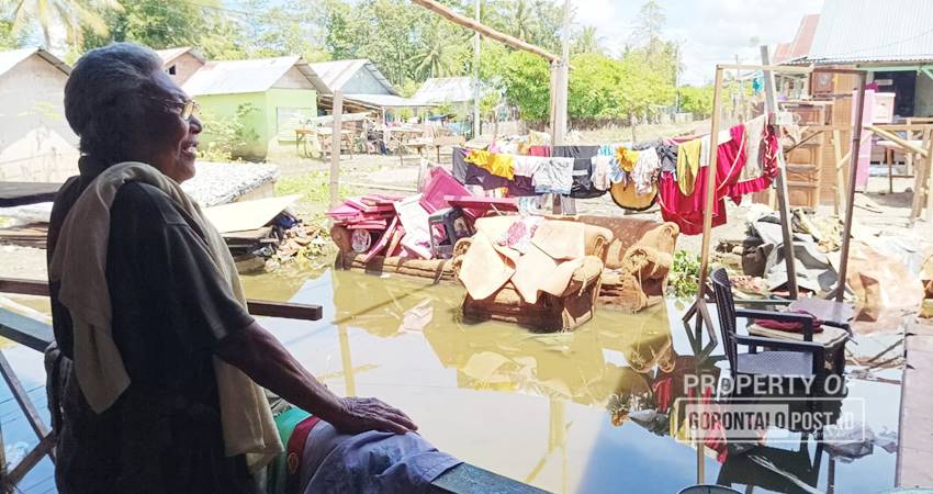 Banyak barang milik masyarakat rusak akibat banjir yang terjadi beberapa waktu lalu. (F. Deice/ Gorontalo Post)