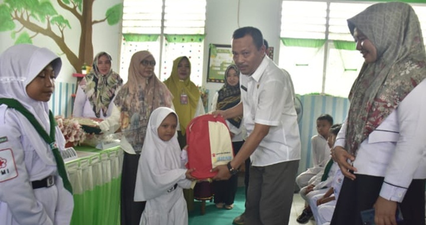 SIMBOLIS. Secara simbolis Asisten l menyerahkan bantuan alat tulis menulis