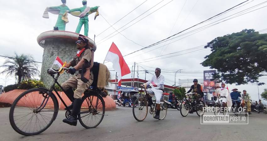 Kumpulan sepeda ontel saat melewati Bundaran HI, Sabtu (17/8/2024). (F. Natha/ Gorontalo Post)