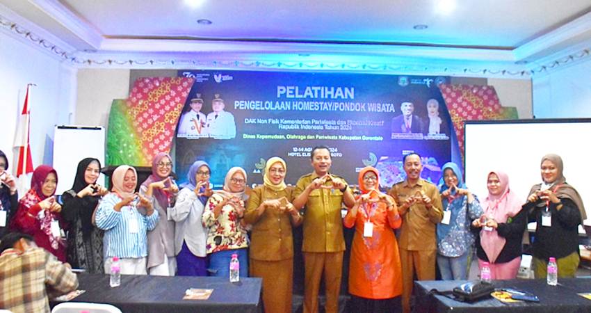 FOSE. Asisten l Nawir Tondako saat foto bersama seusai membuka kegiatan pelatihan.