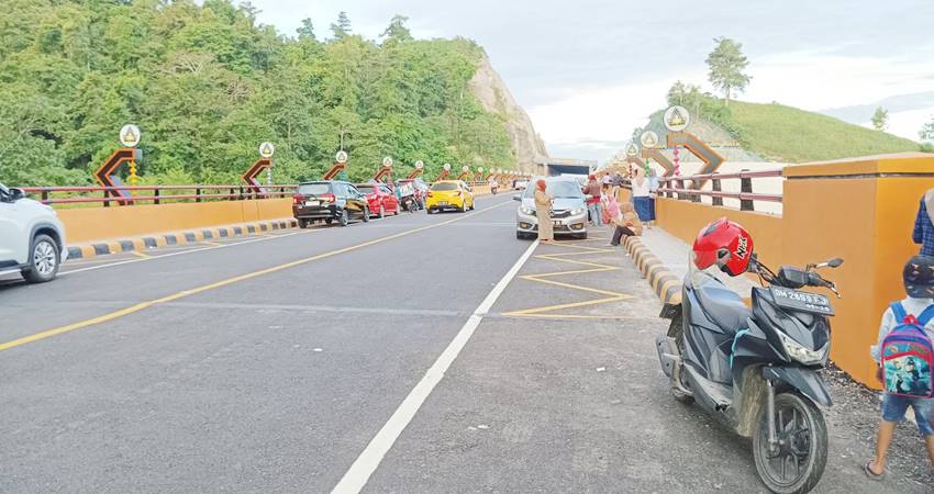 Kondisi di kawasan GORR saat ini makin parah, begitu banyak warga yang tidak mematuhi rambu larangan parkir di kawasan tersebut hanya diabaikan begitu saja dan sangat berisiko terhadap keselamatan pengendara maupun warga di kawasan GORR tersebut.